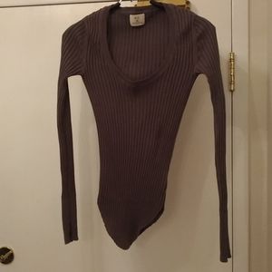 Stretchy cotton low neck sweater